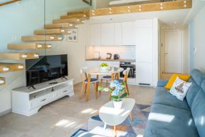 Uma área de estar em Lustica Bay Vacation Homes