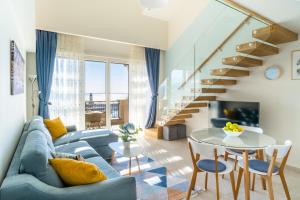 Uma área de estar em Lustica Bay Vacation Homes