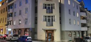 un edificio con coches estacionados frente a él en Apartmán v centru Jihlavy, en Jihlava