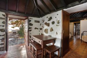 Habitación con mesa de madera y sillas. en Cassalive en Mazo