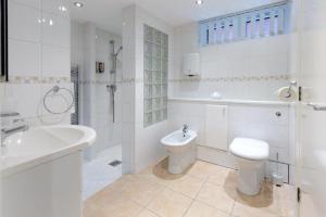 Ванная комната в The Beach House, Luxury Apartments