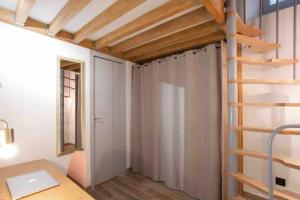 Pokój z biurkiem i drabiną obok szafy w obiekcie Appartement lumineux en centre-ville w mieście Arles