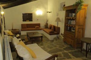 salon z kanapą i stołem w obiekcie La Molina Del Olivar - Peaceful Location w mieście Ríogordo