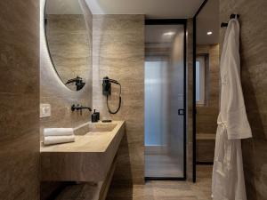 Ett badrum på Riviera Suites