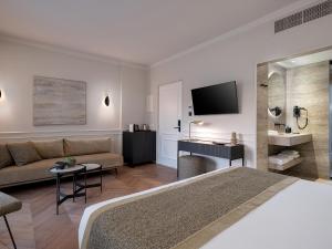 TV a/nebo společenská místnost v ubytování Riviera Suites
