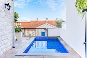 A piscina localizada em Lustica Bay Vacation Homes ou nos arredores