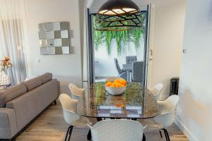Uma área de estar em Lustica Bay Vacation Homes