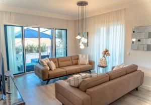Uma área de estar em Lustica Bay Vacation Homes