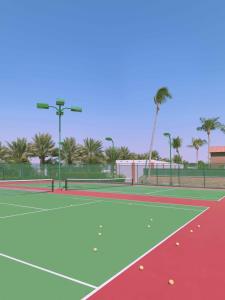 dos pistas de tenis con palmeras en el fondo en Radisson Blu Hotel, Yanbu, en Yanbu