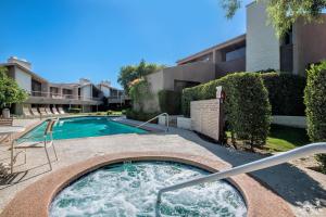 un bain à remous dans une cour avec une piscine dans l'établissement Large Creekside Studio at Shadow Mountain Resort and Club, à Palm Desert