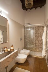 een badkamer met een wastafel, een toilet en een douche bij Palazzetto de Lante Appartamento Pinta in Rome