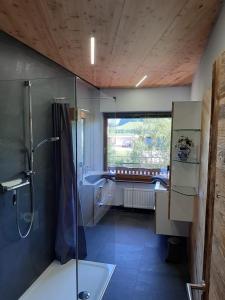 A bathroom at Exklusiv Apartment Sonnenalp