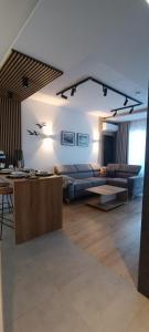 - un salon avec un canapé et une table dans l'établissement Apartament Skorpion Marina & Spa Sagaris Dziwnów, à Dziwnów