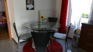 a glass table with a sunflower on it in a room at mountain-panorama EG 2-Bettwohnung in Meiringen