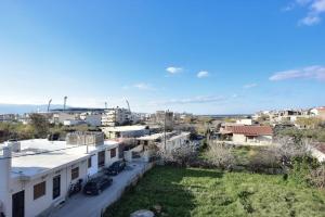 vista su una città con edifici e cortile di Home sweet home. a Heraklion