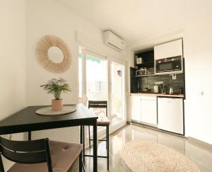 a kitchen and dining room with a table and a dining room at Estudio Nuevo con Vistas al Mar en Benalmádena Costa in Benalmádena