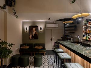 un bar con taburetes y un mostrador en un restaurante en Riviera Suites en La Canea