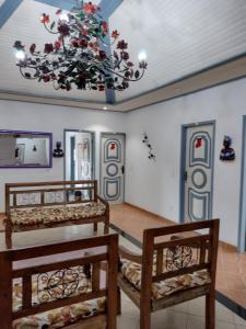 duas camas num quarto com um lustre em Pousada Serenna Centro em Tiradentes mais 43 fotografias