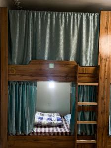 - deux lits superposés dans une chambre dans l'établissement Golden Square, à Almaty