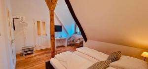 een slaapkamer met een wit bed en een spiegel bij Hof & Gut Jesteburg in Jesteburg