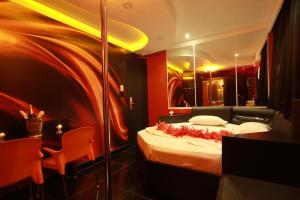 um quarto com uma cama, uma mesa e um espelho em Lina Motel Tatuapé em São Paulo