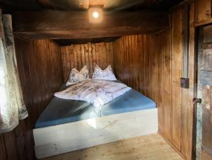 Cette chambre en bois comprend : dans l'établissement Glanzerhütte, à Vordernöring