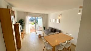 a living room with a table and a couch at Duplex Ancla in L'Ametlla de Mar