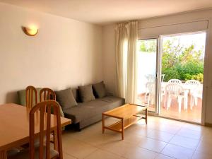 a living room with a couch and a table at Duplex Ancla in L'Ametlla de Mar
