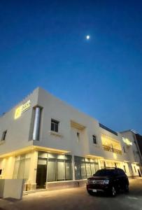 Voyage Apartments في الرياض: مبنى متوقف امامه سيارة