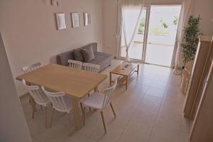 a living room with a table and chairs and a couch at Duplex Ancla in L'Ametlla de Mar