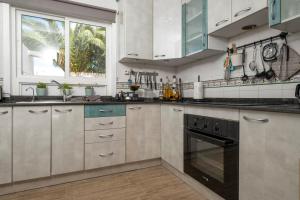eine Küche mit Geräten aus Edelstahl und einem Fenster in der Unterkunft Casa Juleta barrierefrei in Playa Blanca + 16 Fotos
