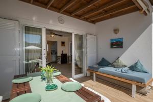 ein Wohnzimmer mit einem Bett und einem Tisch in der Unterkunft Casa Juleta in Playa Blanca