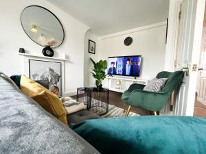 a living room with a couch and a tv at Lovely 1 Bedroom Flat In Gravesend in Kent