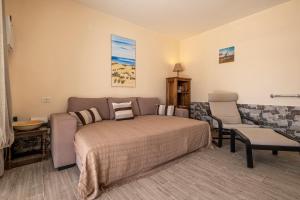 ein Schlafzimmer mit einem Bett und einem Sofa in der Unterkunft Casa Juleta in Playa Blanca