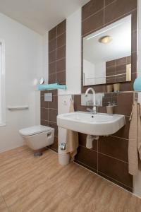 ein Badezimmer mit Waschbecken und Toilette in der Unterkunft Casa Juleta barrierefrei in Playa Blanca