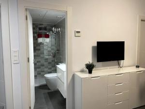 Ένα μπάνιο στο Modern Apartment with pool area +22 φωτογραφίες