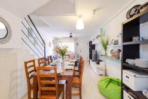 uma sala de jantar e cozinha com mesa e cadeiras em Bliss Moments by Fidalsa em Torre de la Horadada