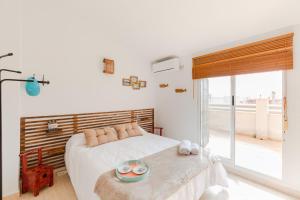 um quarto com uma cama com uma bandeja de comida em Bliss Moments by Fidalsa em Torre de la Horadada