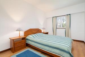 a bedroom with a bed and a window at Quinta da Barca Guest House in Esposende