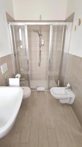 La salle de bains est pourvue d'une douche, de toilettes et d'un lavabo. dans l'établissement B&B Le Albarelle, à Alba