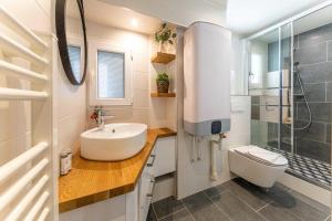 biała łazienka z umywalką i toaletą w obiekcie Cosy studio - 2P - Center of Paris w Paryżu +4 zdjęcia