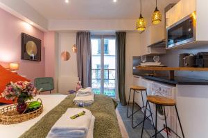 kuchnia i salon ze stołem i blatem w obiekcie Cosy studio - 2P - Center of Paris w Paryżu
