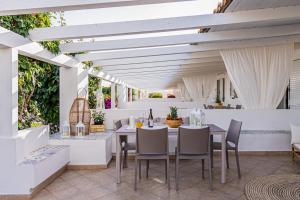 an outdoor dining area with a table and chairs at Le Valli di Vendicari in Noto Marina