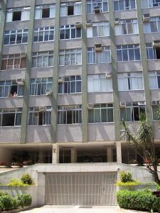um grande edifício de apartamentos com muitas janelas em Apartamento Barão da Torre no Rio de Janeiro