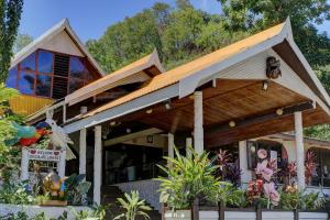una casa con techo de gambrel encima en Honiara Hotel, en Honiara