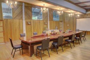 een grote vergaderzaal met een lange tafel en stoelen bij Honiara Hotel in Honiara