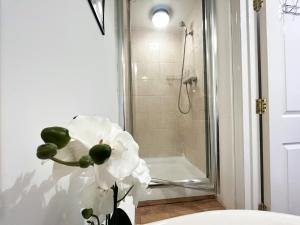 Kent的住宿－Lovely 1 Bedroom Flat In Gravesend，浴室内花瓶中的白色花朵