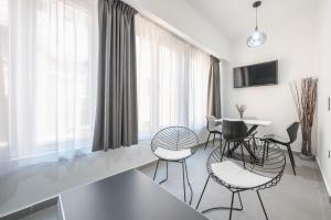 Μια τηλεόραση ή/και κέντρο ψυχαγωγίας στο Iguana Gold Luxury Suites 2 ( 1 min from Ermou street)