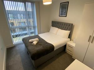Postel nebo postele na pokoji v ubytování Beautiful Modern 2 Bedroom Apartment Central Manchester