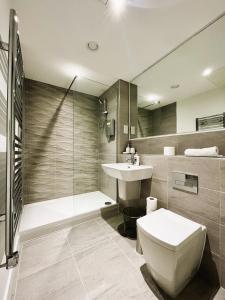uma casa de banho com um WC, um lavatório e um chuveiro em Fantastic one bedroom apartment near Old Trafford Stadium em Manchester
